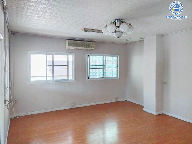 *****บ้านเดี่ยวมือสองย่านกรุงเทพฯ ม.ซื่อตรง28 นวมินทร์ เนื้อที่กว้างขวางมากถึง 108 ตร.ว. ฟังก์ชัน 5 ห้องนอน 4 ห้องน้ำ ที่จอดรถ 2 คัน บ้านหลังใหญ่ พื้นที่ใช้สอยกว้างขวาง พร้อมเข้าอยู่ บนทำเลแห่งการเดินทาง ใกล้รถไฟฟ้าสายสีชมพู "สถานีรามอินทรา40" และจุดขึ้นทางด่วน "รามอินทรา"